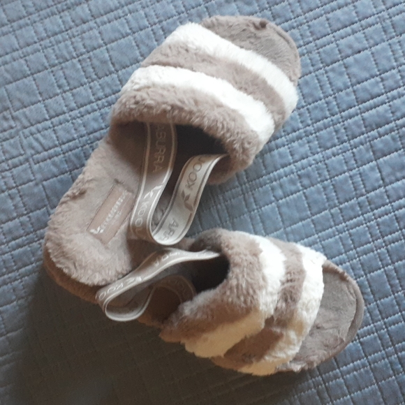 Koolaburra by UGg Slippers - Picture 4 of 5